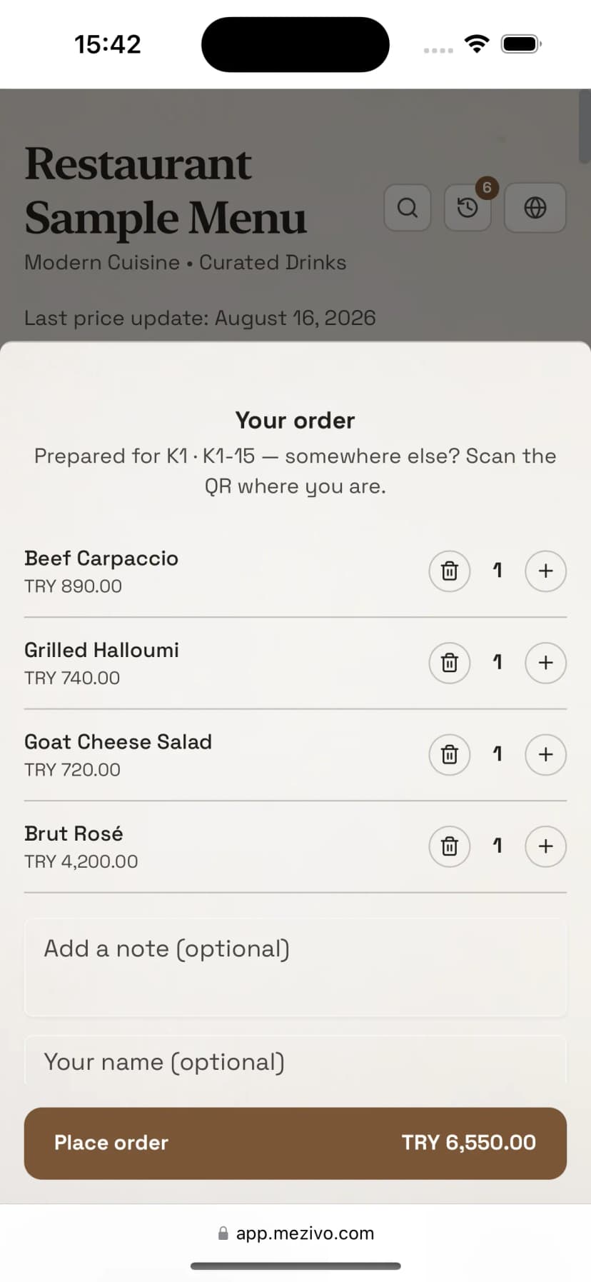 Order confirmation on the guest's phone: items, a note field and the total